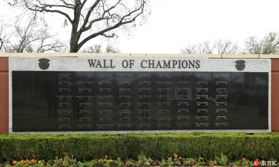 斯皮思身着帅气的格子西装,神采奕奕地站在殖民地乡村俱乐部的冠军墙前,他的手指向墙上刻有自己名字的地方,脸上洋溢着梦想成真的自豪笑容。