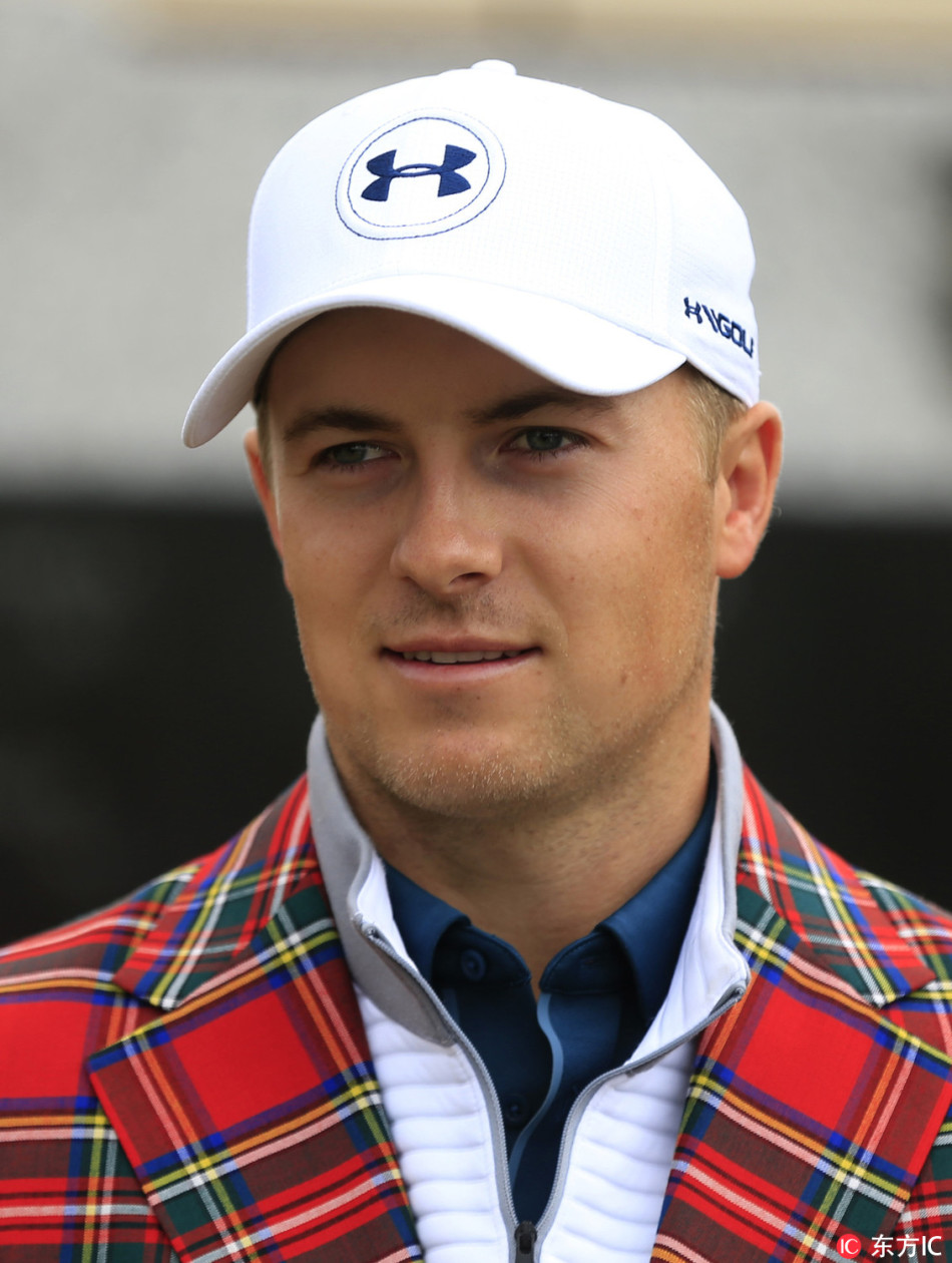 斯皮思微笑着与完整的冠军墙合影,墙上历代冠军的名字清晰可见。他身形挺拔,眼神中充满了对历史的敬意与身为其中一员的从容。