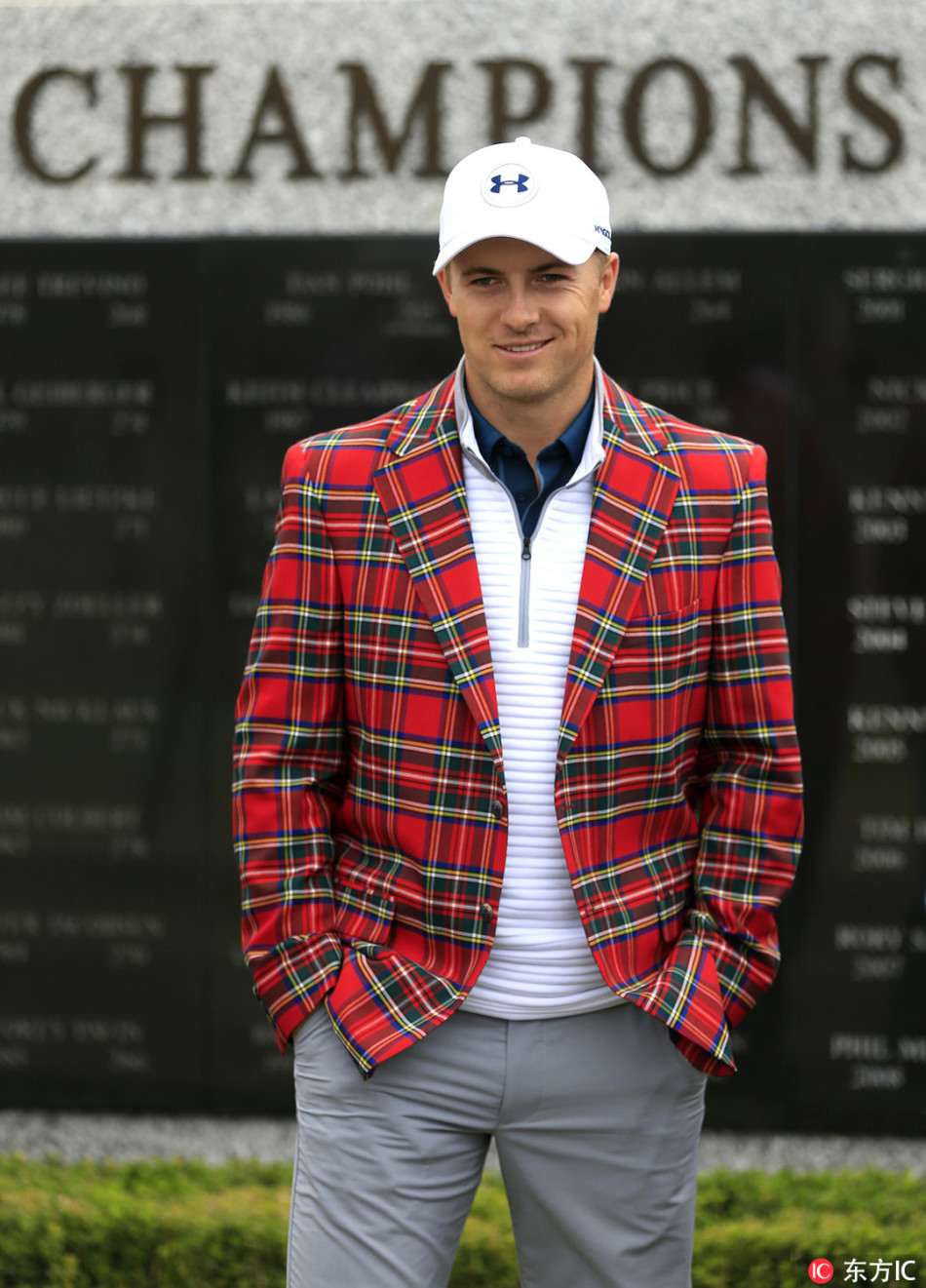 斯皮思侧身凝视冠军墙,神情专注而深邃。阳光勾勒出他清晰的轮廓,仿佛正在与墙上每一位传奇前辈进行一场无声的对话。