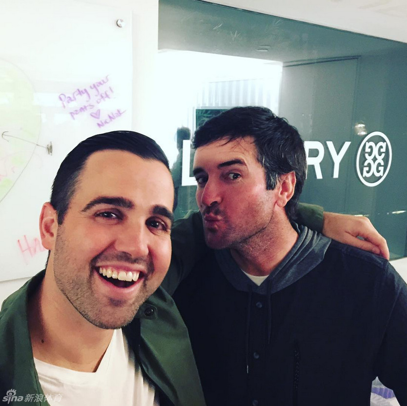 丹尼尔·伯格在练习场挥杆,强壮的臂膀与专注的神情展现了职业球员的力量感。