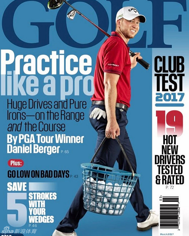 莱克西·汤普森轻抚小狮子玩偶,赛场上霸气十足的她此刻展露出温柔俏皮的一面。