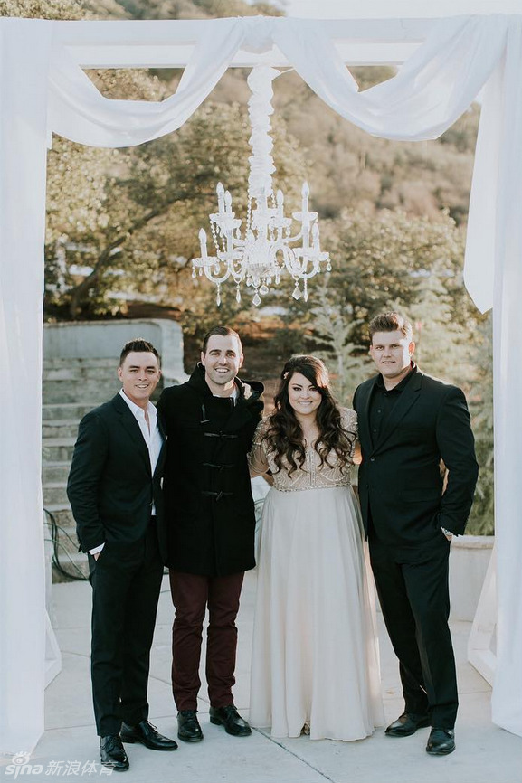 林希妤在比赛中优雅挥杆,她的身影与远处的棕榈树共同构成一幅和谐的运动画卷。