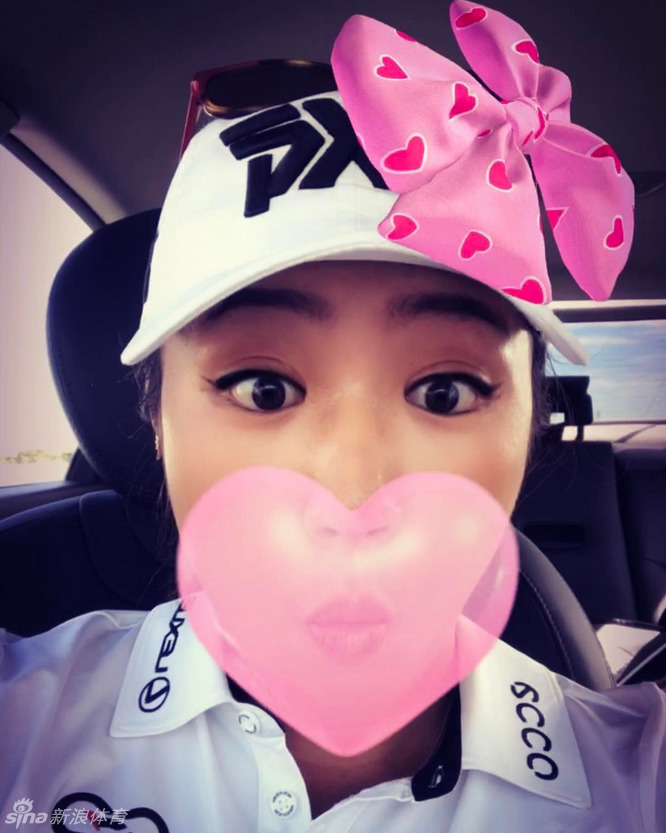 高宝璟在诺纳湖球场眺望远方,冬日暖阳为她专注的脸庞镀上一层柔和的金边。