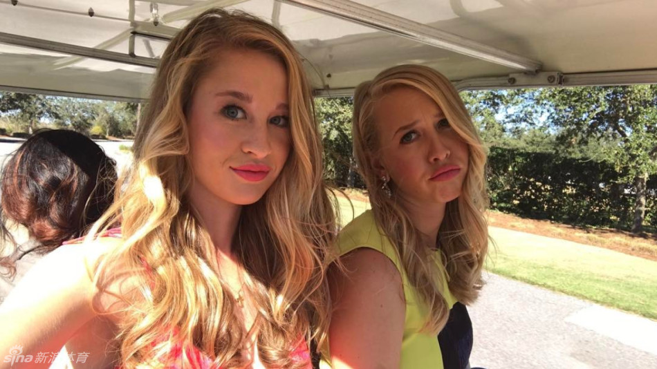 宝拉·克里默一袭比基尼于沙滩漫步,健康的小麦色肌肤与自信笑容散发着运动之美。