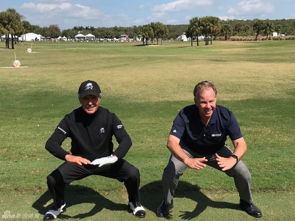 韩国名将金阿林在蓝湾大师赛的果岭上专注推杆,身后是南中国海醉人的碧波与蓝天。