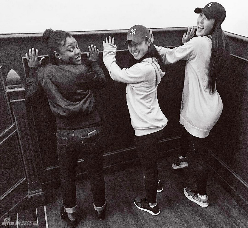 杰西卡·科达与妹妹内莉亲密合影,姐妹花笑容灿烂,尽显冠军家庭的温馨与荣耀。