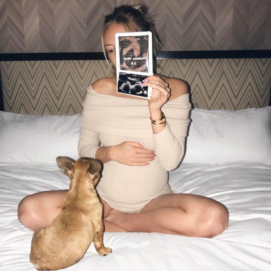 艾琳一袭黑白配色私服,在镜头前摆出时尚姿势,精致的面庞与独特的个人风格尽显无遗,诠释了低调的奢华。