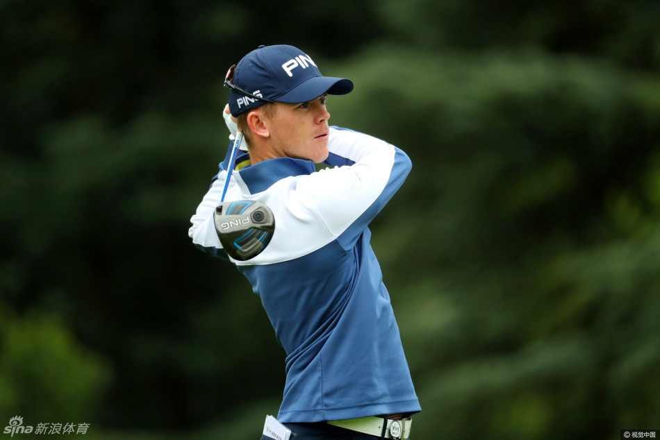 南非公开赛历史上众多冠军的签名汇聚在背景墙上，无声诉说着这项百年赛事的荣耀与传统。