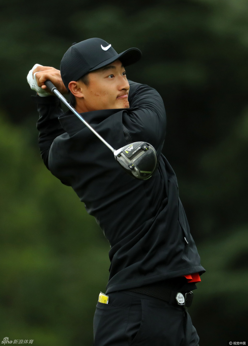 南非公开赛冠军奖杯在斯泰伦博斯俱乐部的阳光下熠熠生辉，等待着新主人的名字被镌刻其上。