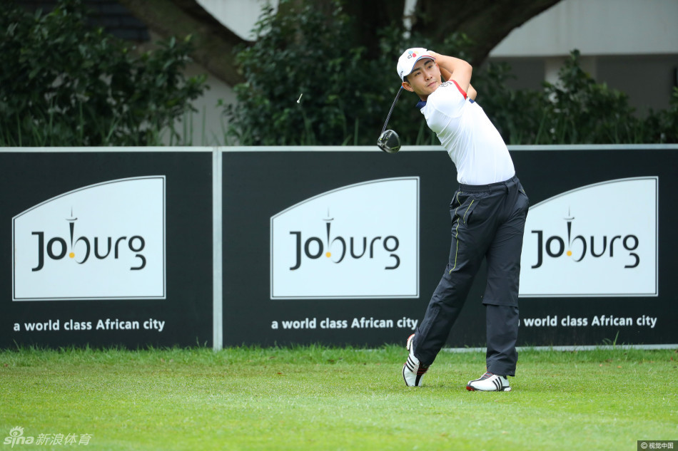 观众们聚集在果岭周边，屏息凝神地观看球员推击，紧张与期待的气氛弥漫在赛场上空。