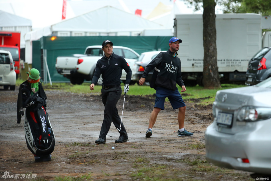 一位资深球员在比赛中陷入沉思，他凝视远方的目光中仿佛在复盘刚刚的一击或谋划下一杆的策略。