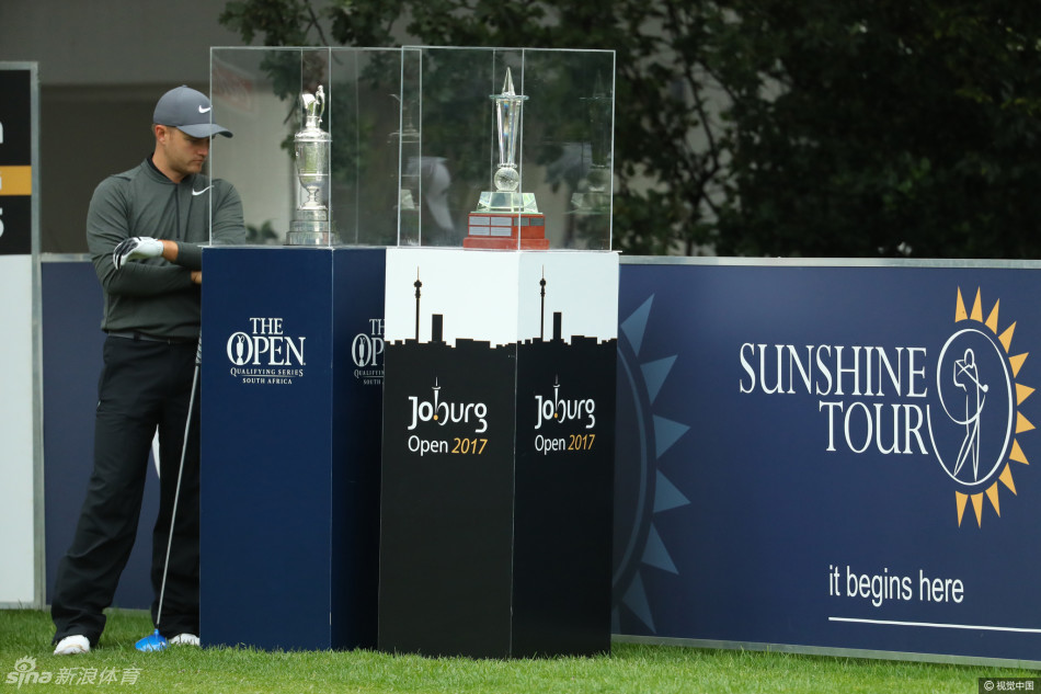 阳光巡回赛专员向媒体展示赛事标志，背景中是精心布置的新闻发布会现场。