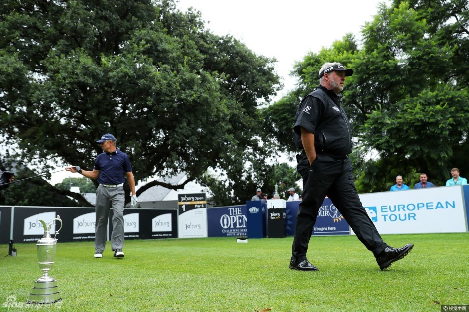 球员在泥泞的场地上观察球位，专注的神情与沾满泥土的球鞋诠释了职业高尔夫球手在任何条件下都必须面对的挑战。