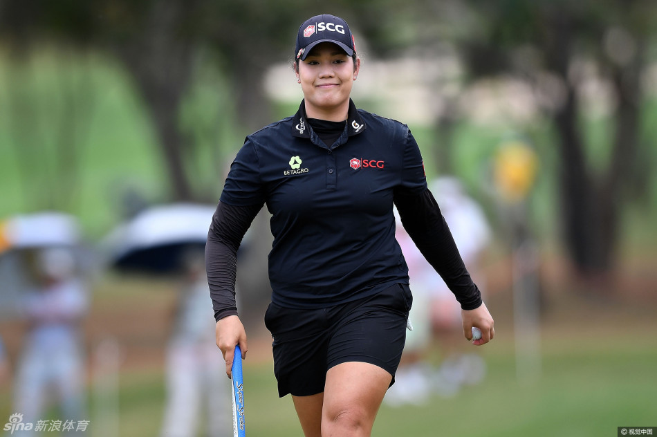 韩国选手梁熙英在球道中段用铁杆进攻果岭，动作流畅而稳定，眼神紧盯空中飞行的小球。