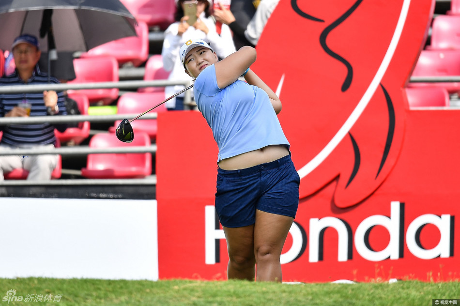 冯珊珊在果岭边进行切杆救球，表情沉着冷静，小球划过一道优美的弧线落在果岭上。