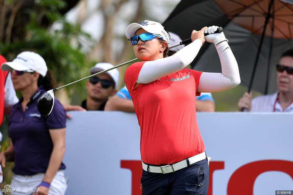 比赛现场观众聚集在果岭周边，全神贯注地观看球员推杆，气氛紧张而热烈。