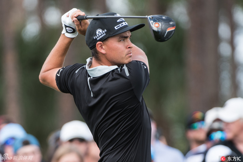 维斯利·布莱恩在一记漂亮的开球后，动作舒展有力，阳光洒在球道上，充满动感与朝气。