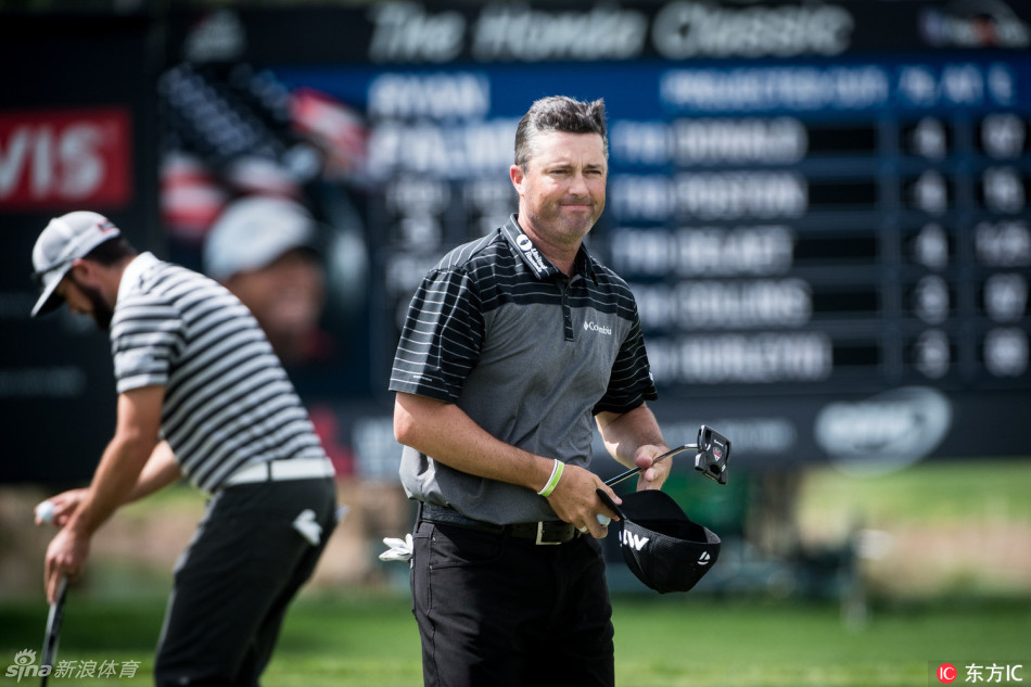 里奇·福勒与一只偶然飞入镜头的小鸟同框，画面静谧而和谐，展现了高尔夫运动与自然环境的完美交融。