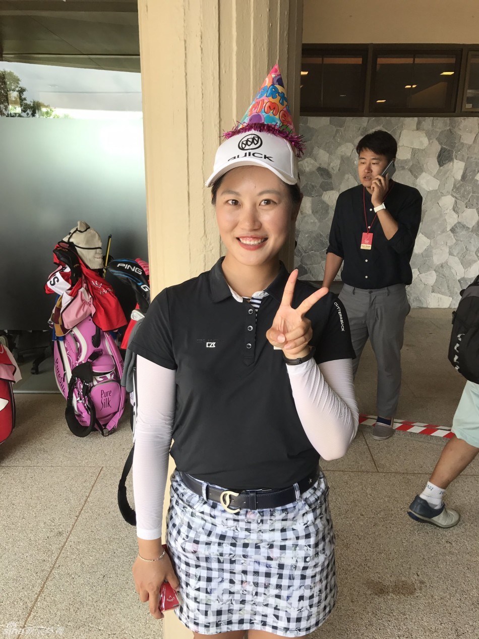 二十一岁生日在果岭绽放 林希妤笑容如夏花