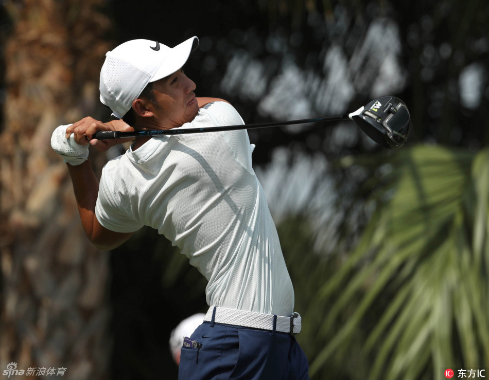 马丁·凯梅尔全力挥杆，白色小球如流星般划破天际