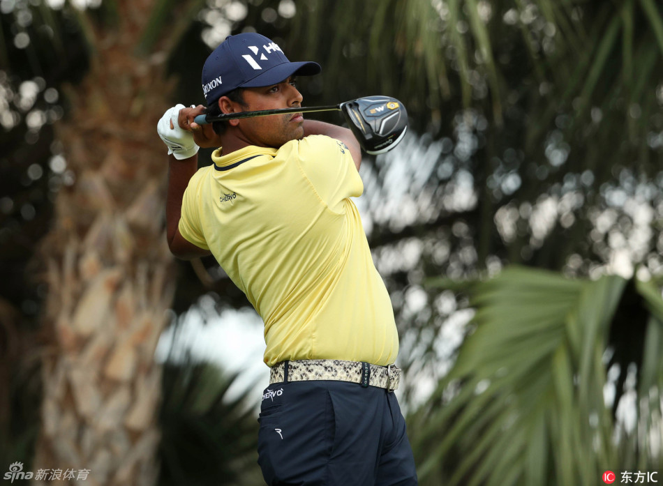 夕阳余晖映照球场，选手与观众共同沉浸在高球魅力中