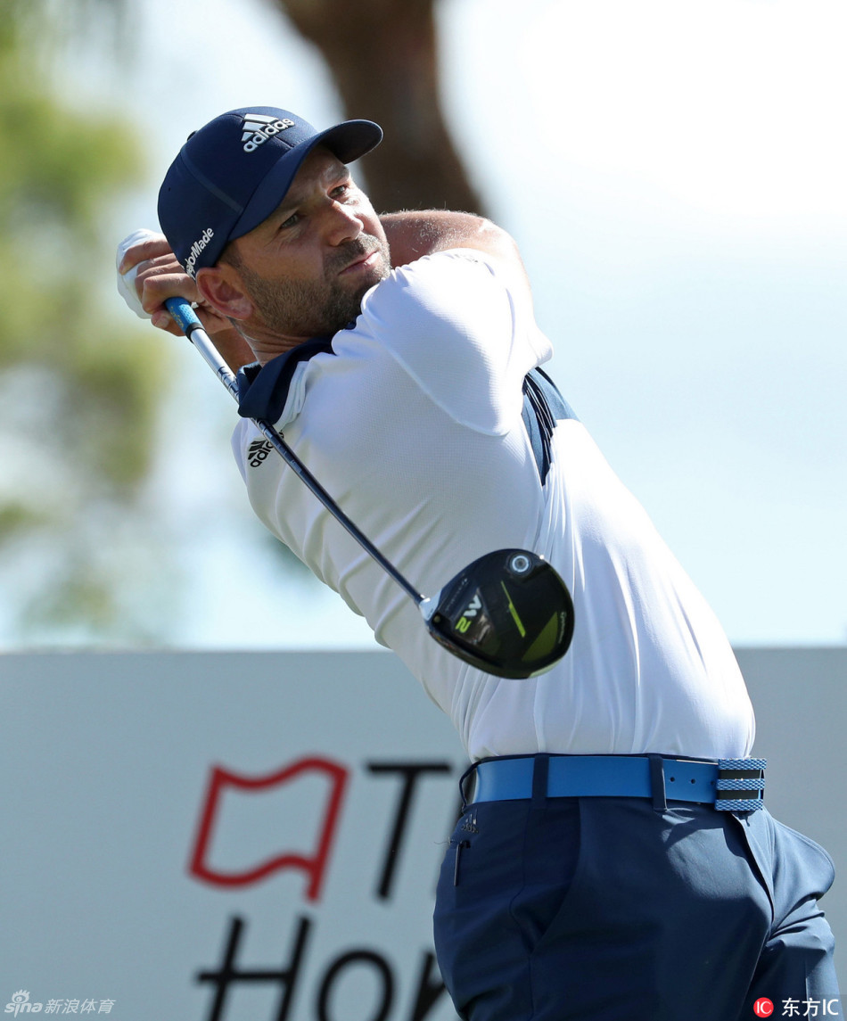 潘政琮眉头微蹙仔细研判果岭线路，寻求突破