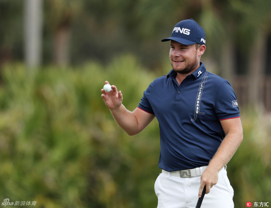 塞尔吉奥·加西亚奋力攻果岭，沙坑旁身影尽显专注