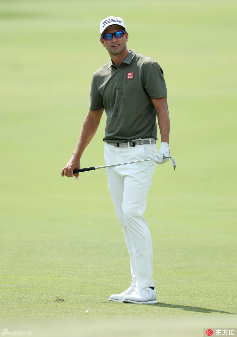 阿尼班·拉西里面带微笑自信推杆，展现亚洲高球风采