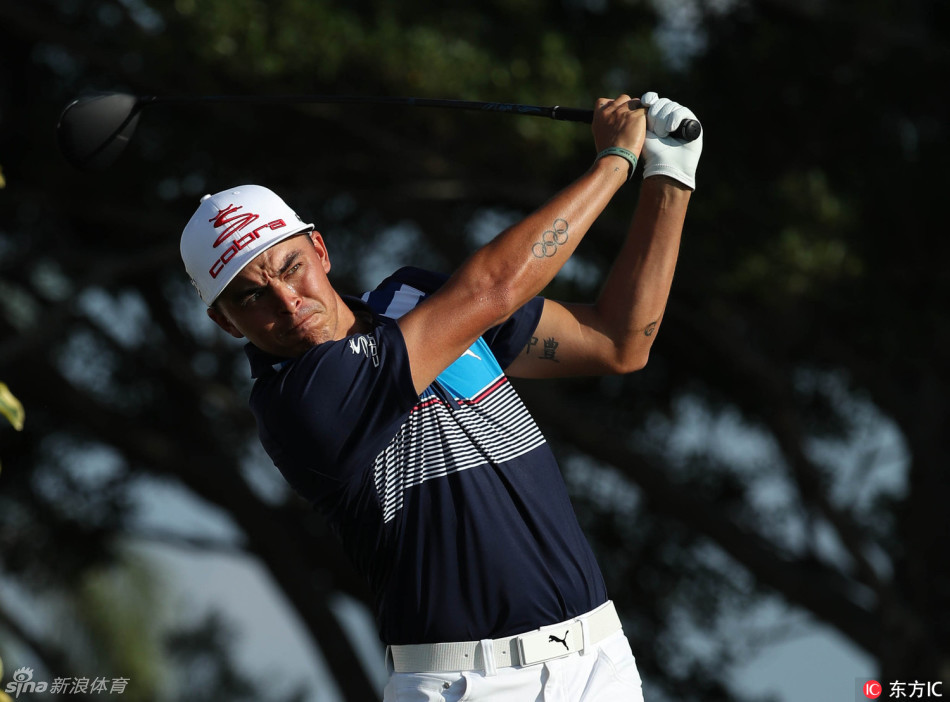 观众聚集在湖畔看台，全神贯注欣赏顶尖球手过招