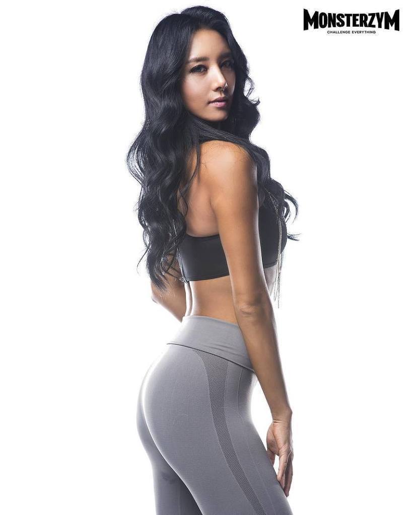 特写镜头捕捉到高尔夫球手挥杆击球后自信飞扬的瞬间，发丝舞动，尽显运动中的动态美感