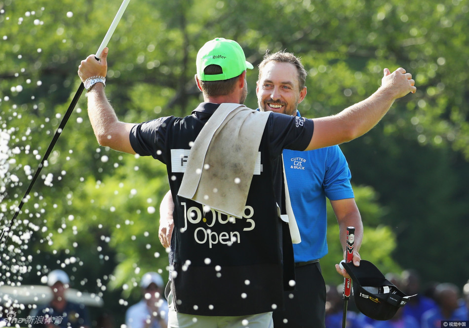 菲恰德在赛后喜极而泣,用手擦拭眼眶,尽情宣泄夺冠后复杂而汹涌的情感