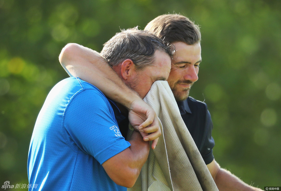 菲恰德在比赛中期进行策略性思考,与球童一同分析球道状况,神情专注