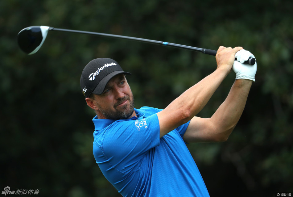 菲恰德与球童紧紧拥抱庆祝胜利,两人紧握拳头,分享这份来之不易的荣耀时刻