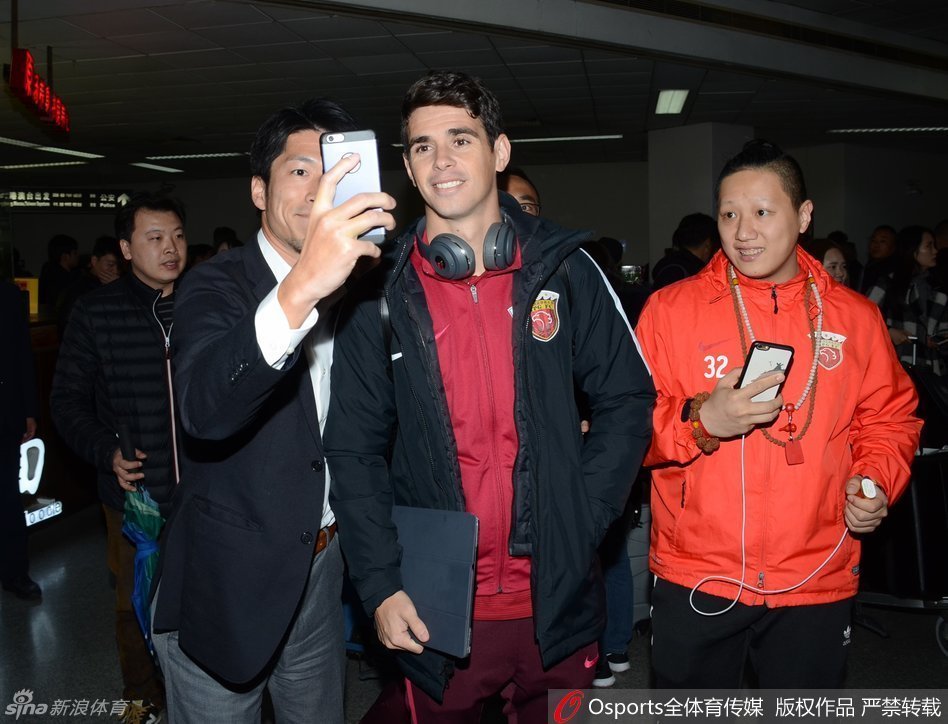 欧冠疯狂夜：共诞生43粒进球，出现5张红牌