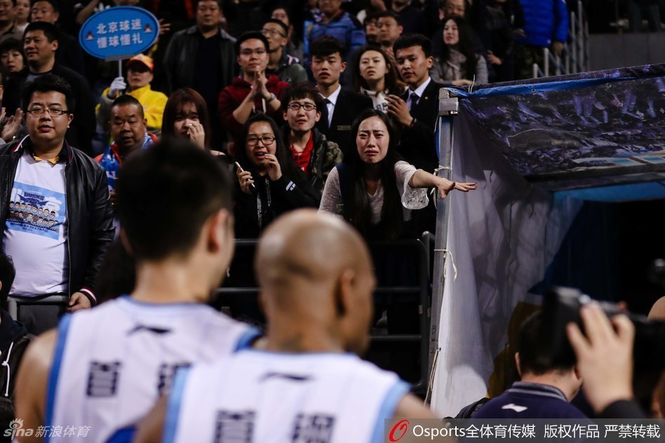 五棵松体育馆内座无虚席，满眼尽是象征着北京荣耀的白色助威服，球迷们手中高举着“马布里”的毛巾，汇成一片白色的、致敬英雄的海洋。