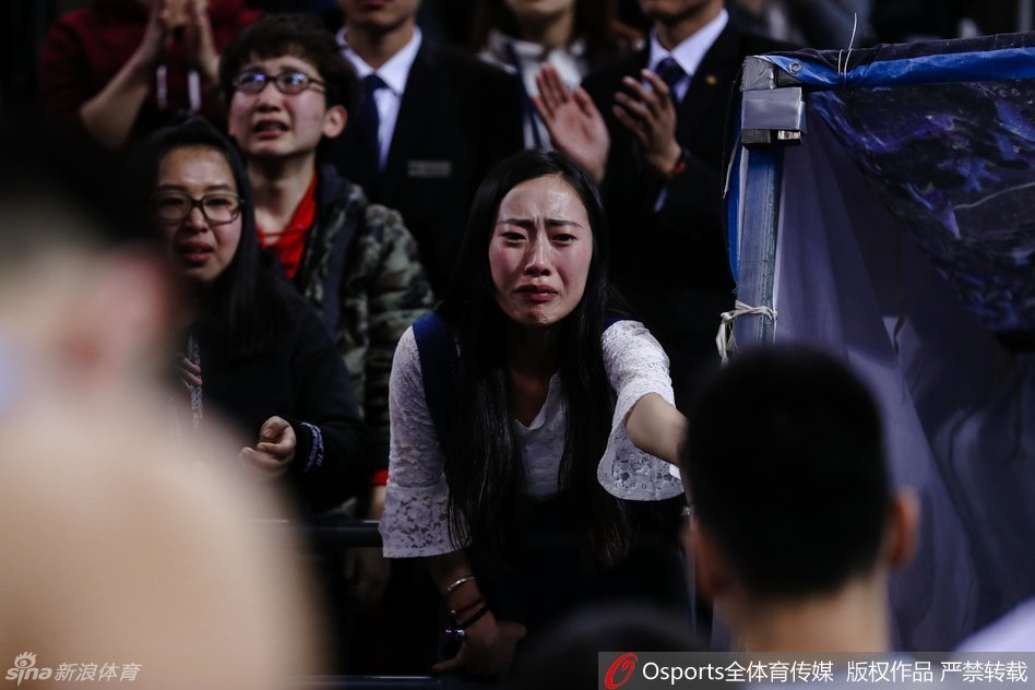 媒体评论员杨毅在节目中提到马布里时眉头紧锁，表情凝重，眼神中透露出对这位老将离别的无限感慨与难以释怀的职业敬意。