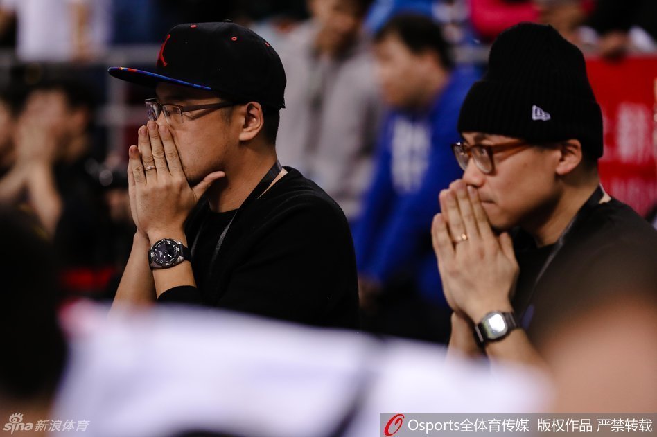 在北京首都国际机场的出发大厅，数十名忠诚的北京球迷将马布里团团围住，大家手举着老马的3号战袍和定制海报，眼神中充满了不舍与坚定的支持。