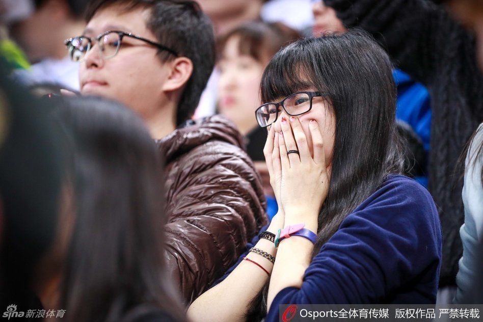 五棵松体育馆的看台上，一群身穿北京队白色助威服的球迷忘情呐喊，他们双臂高举，目光追随球场，用最热烈的声音向心中的MVP马布里致敬。