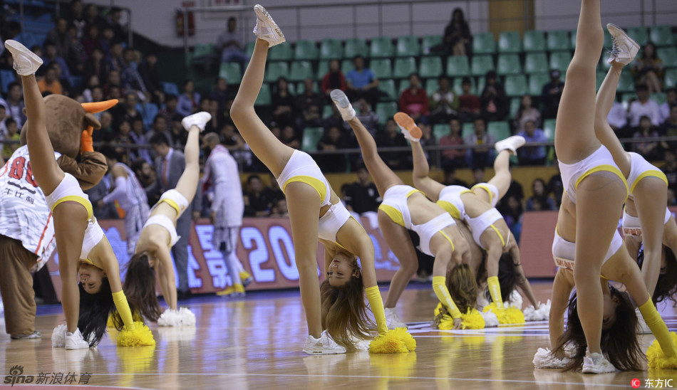 灯光打在她们洋溢的笑脸上，姑娘们手持彩球，动作刚劲有力，势如破竹，寓意着球队在即将到来的季后赛中气吞山河。