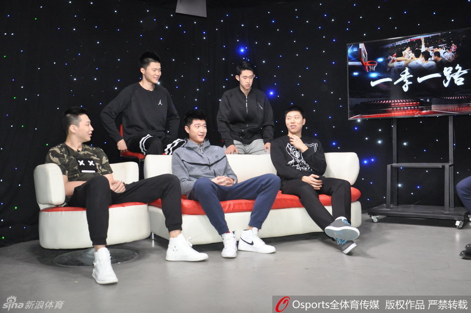 山东高速男篮队员李敬宇与刘冠岑等人坐在演播室的沙发上，神情轻松，李敬宇手中拿着手机，正在分享着什么趣事，仿佛还在回味那场惊心动魄的绝杀。