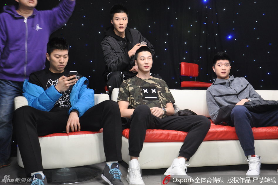 直播即将开始，李敬宇坐在演播室的主持台前，整理着眼前的麦克风，他嘴角的笑意怎么也藏不住，眼神中既有对直播的好奇，也有对即将到来的季后赛的期待。