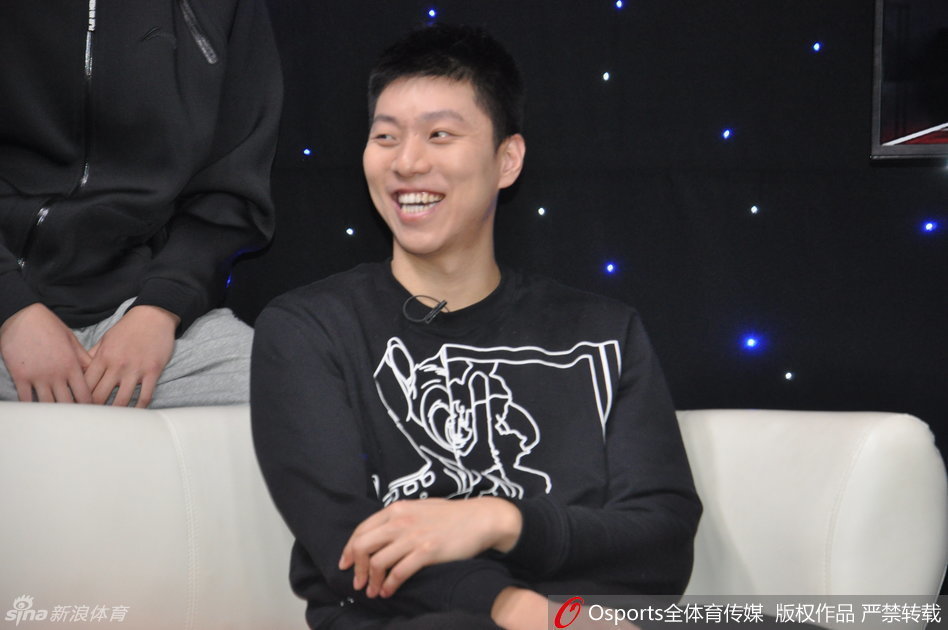 直播开始，李敬宇正对着镜头侃侃而谈，他眼神专注，手势丰富，详细描述着球队在更衣室里是如何相互鼓励，最终等来四川队获胜的绝杀消息的。