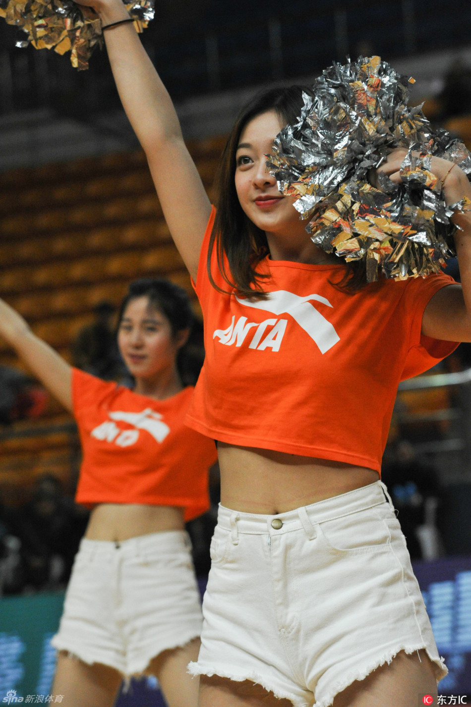 暂停间隙，拉拉队员们在八一女篮替补席前方摆出高难度托举造型，红色与金色的队服交相辉映，她们用身体语言告诉姑娘们：你们背后有整座城市的呐喊。