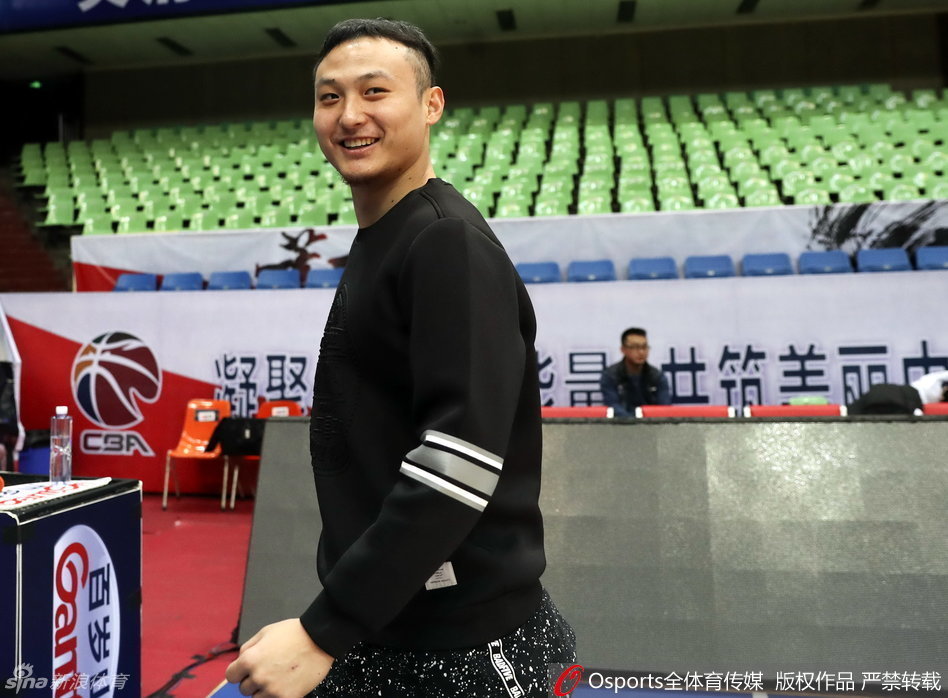 王汝恒在训练馆底角稳稳出手三分,篮球划出优美弧线,脸上写满自信与专注