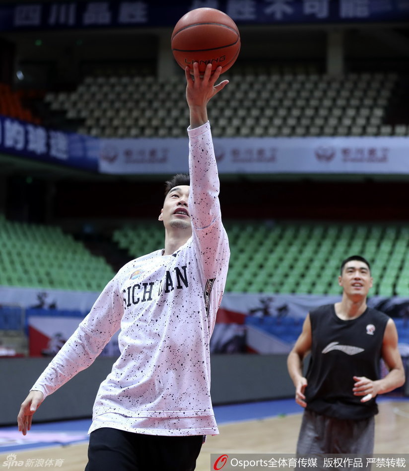 孟达在对抗中腾空而起,身体在空中折叠拉杆,以极佳的核心力量躲过封盖完成上篮