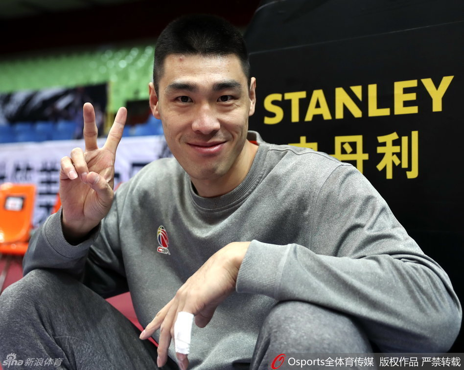 张春军张开双臂使出标志性的剪刀脚防守步伐,像一张网死死缠住持球人,眼神凶狠