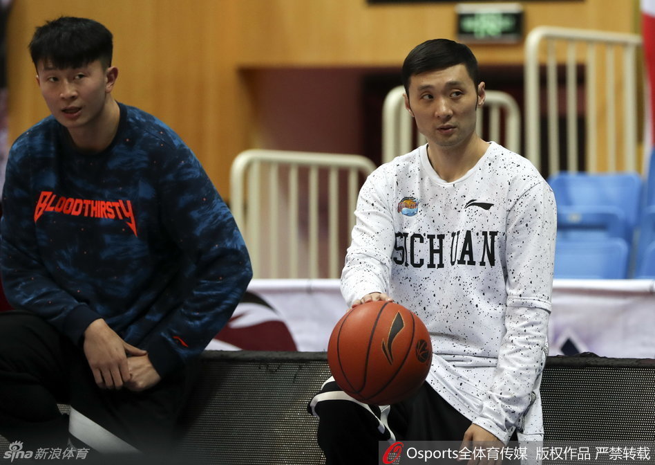 哈哈组合哈达迪和哈里斯在训练中撞胸鼓劲,两人笑容灿烂,浑身散发着轻松默契的化学反应