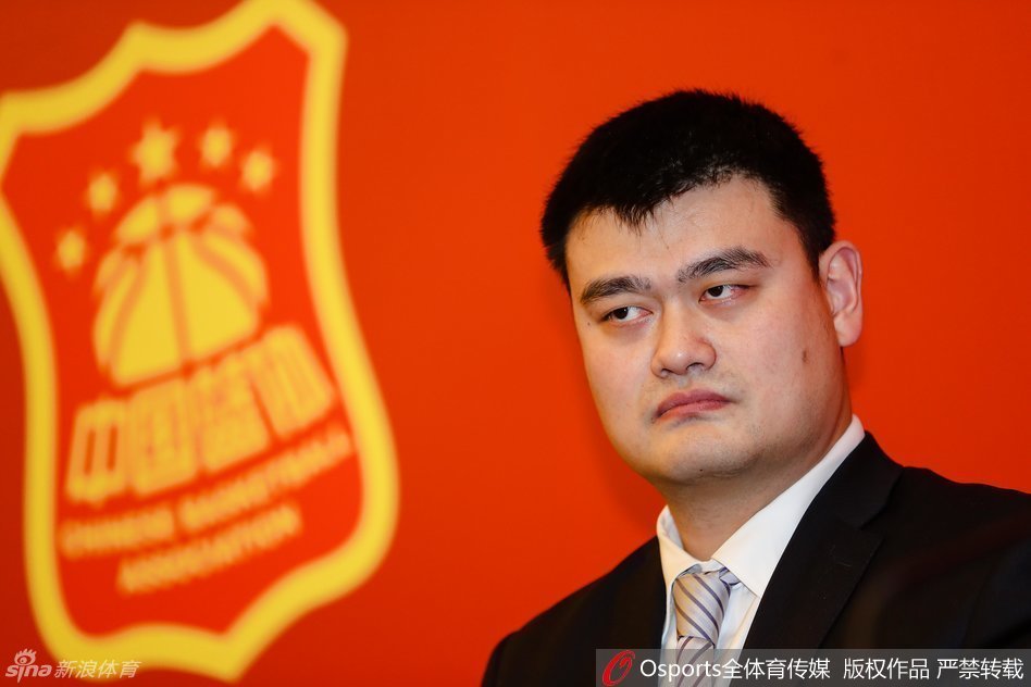 身着深色西装、面带自信微笑的姚明，从国家体育总局领导手中郑重接过中国篮协主席聘书，现场闪光灯此起彼伏，定格下这历史性的一刻。