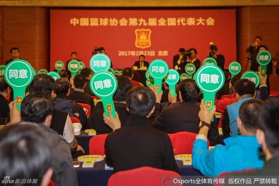 姚明在会后被记者团团围住，他耐心地回答着每一个问题，身高优势让他即便在人群中也能清晰地看到每一位提问者，现场气氛热烈而有序。