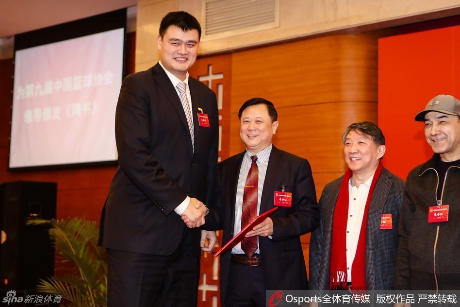 在全场代表的热烈掌声中，姚明站立发言，神情专注而坚定，他身后的背景板上写着“中国篮球协会第九届全国代表大会”，整个会场洋溢着庄重而充满期待的气氛。